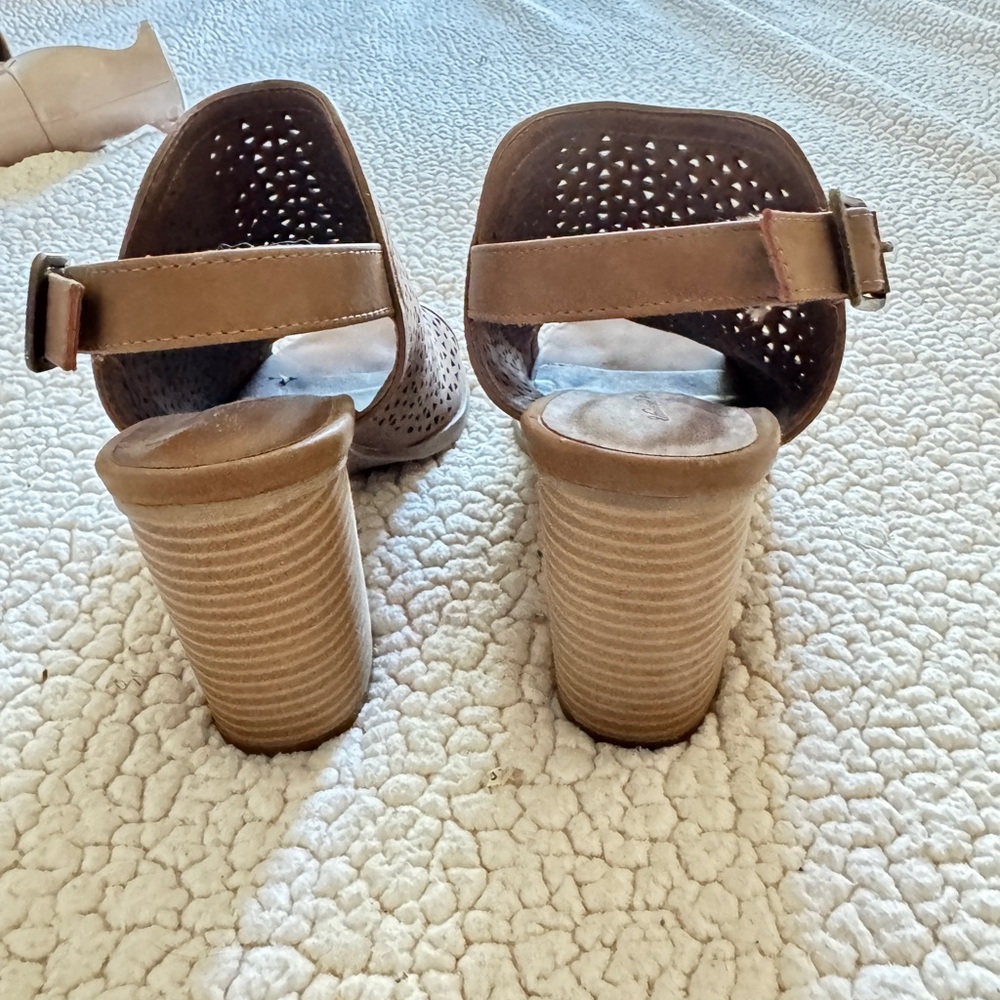 Universal Thread Tan Peep-Toe Sandals - Picture 2 of 7